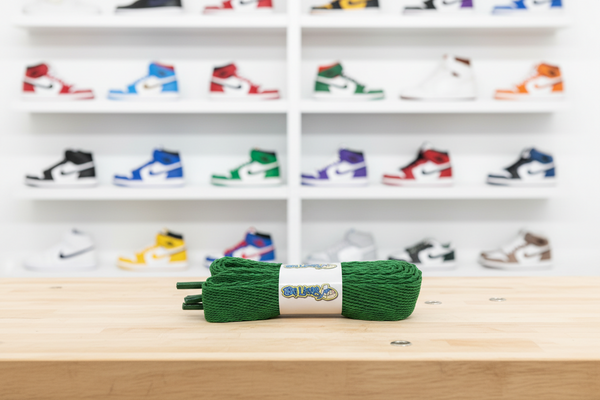 a pair of flat kelly green 20mm wide shoelaces